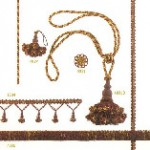 Una imagen de un collar y pendientes sobre un fondo blanco.