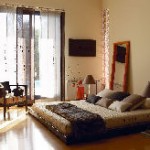 Hay una cama grande en el medio de la habitación.