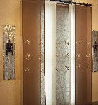 Un baño con puerta corrediza de cristal y espejo.