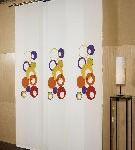 Una cortina de ducha con círculos está colgada en la pared de una habitación.