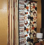 Una habitación con muchas cortinas y una lámpara.