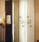 Un baño con puerta corrediza de cristal y espejo.