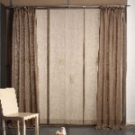 Una sala de estar con una silla y una puerta corrediza de vidrio.