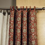 Un primer plano de un par de cortinas colgadas de una barra de cortina.