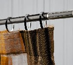 Un primer plano de una cortina de ducha colgada en una barra.