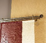 Un primer plano de una barra de cortina con una cortina colgando de ella.