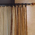 Un primer plano de un par de cortinas colgadas de una barra de cortina.