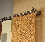 Un primer plano de una cortina colgada de una barra de cortina.