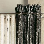 Un primer plano de una cortina de ducha colgada en un riel en un baño.