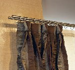 Un primer plano de un par de cortinas colgadas de una barra de cortina.