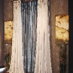 Un par de cortinas cuelgan de una ventana en una sala de estar.