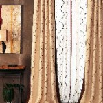 Una sala de estar con un gran ventanal, cortinas, una lámpara y un cuadro en la pared.