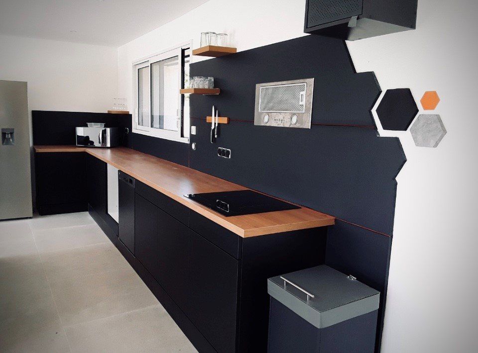 Cuisine avec des carreaux noirs en crédence