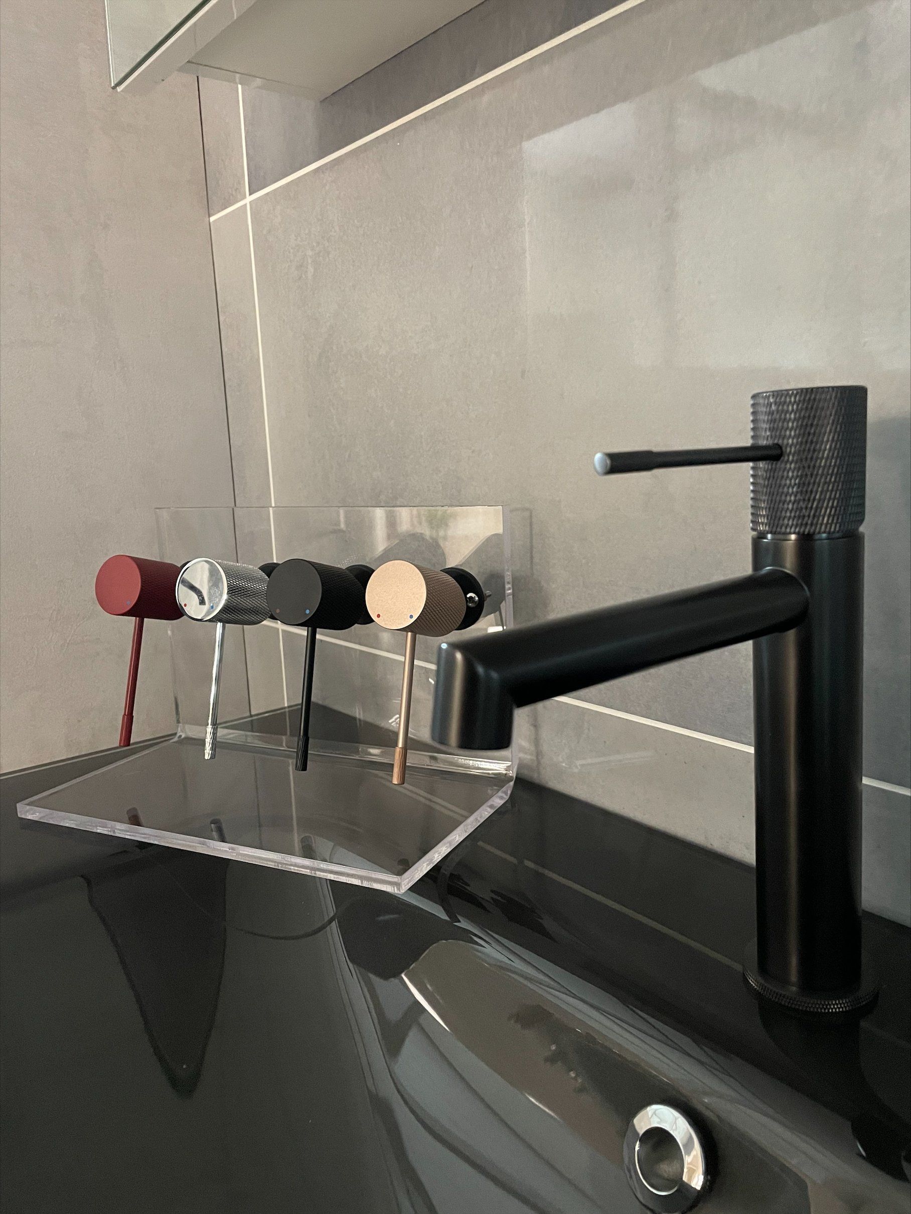 Robinet noir au dessus d'un lavabo