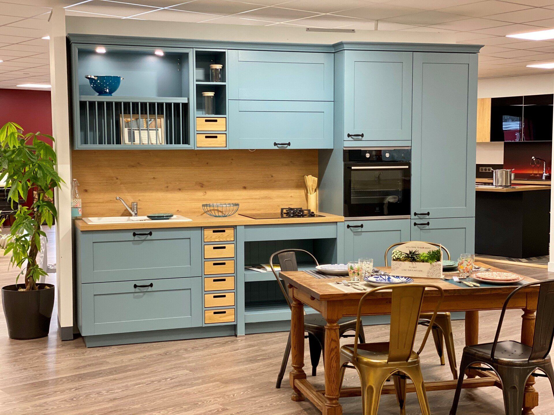 Cuisine avec des meubles de couleur bleu ciel