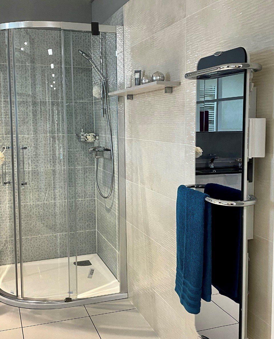 Cabine de douche avec une serviette bleue