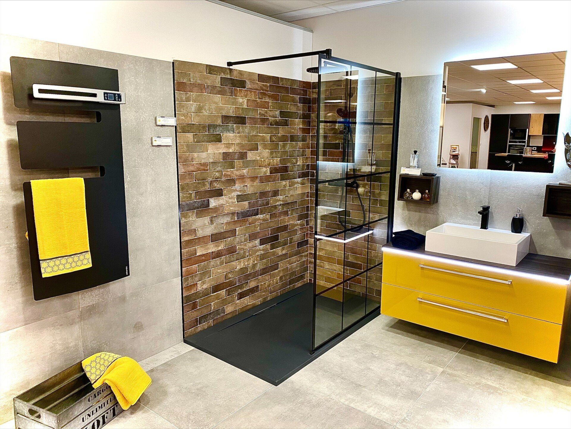 Salle de bains avec une serviette jaune