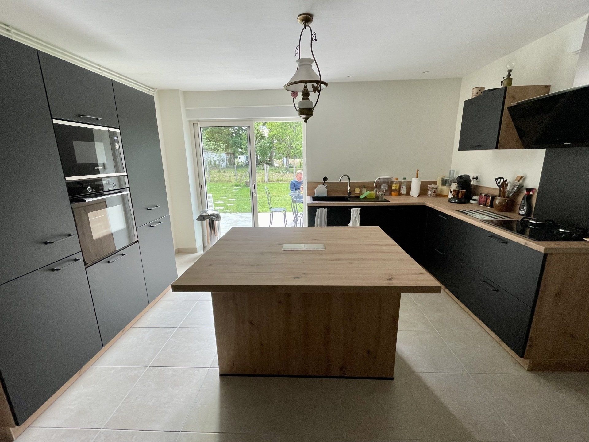 Cuisine avec une table en bois de forme carré