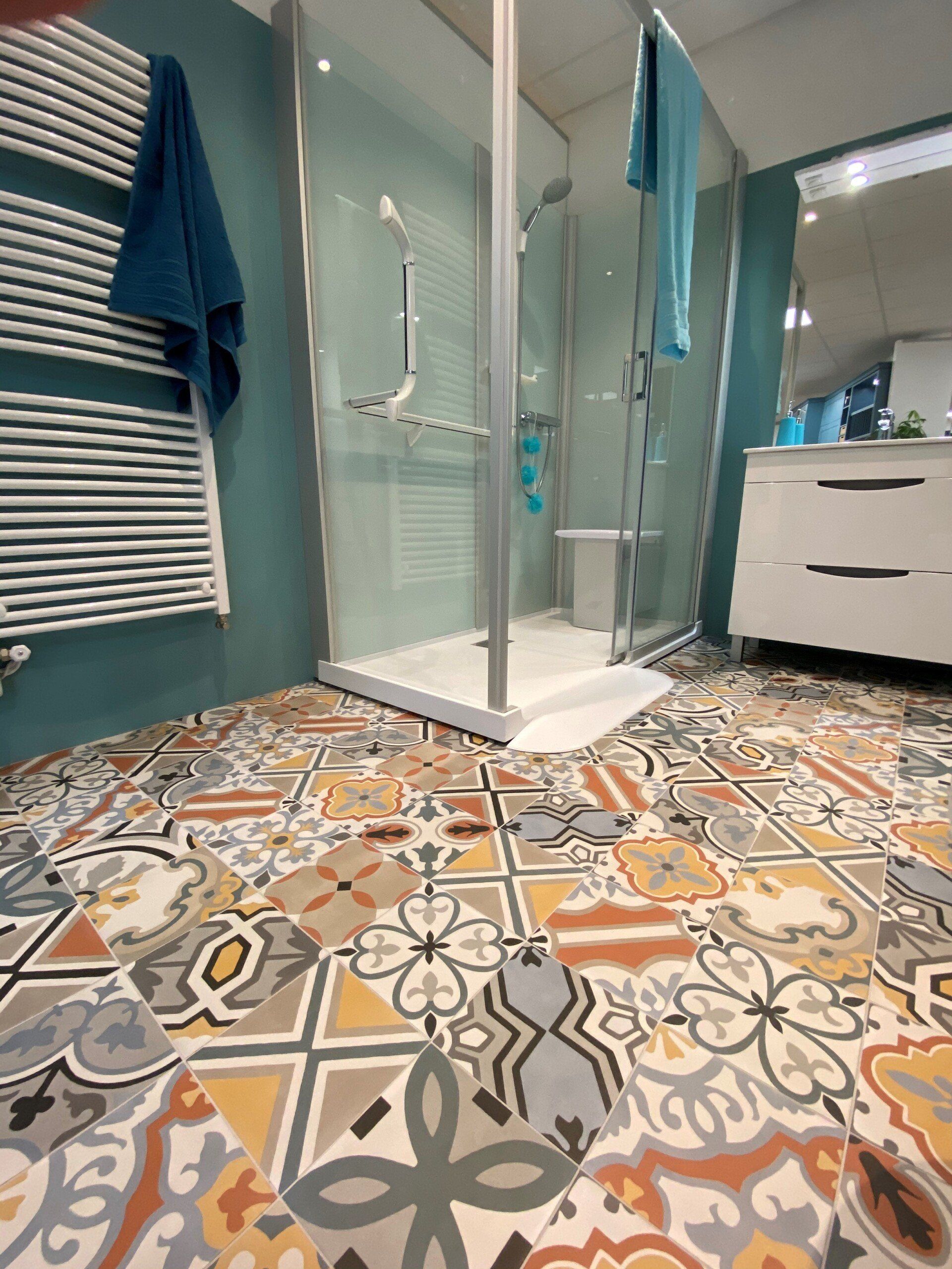 Salle de bains avec un carrelage aux motifs variés