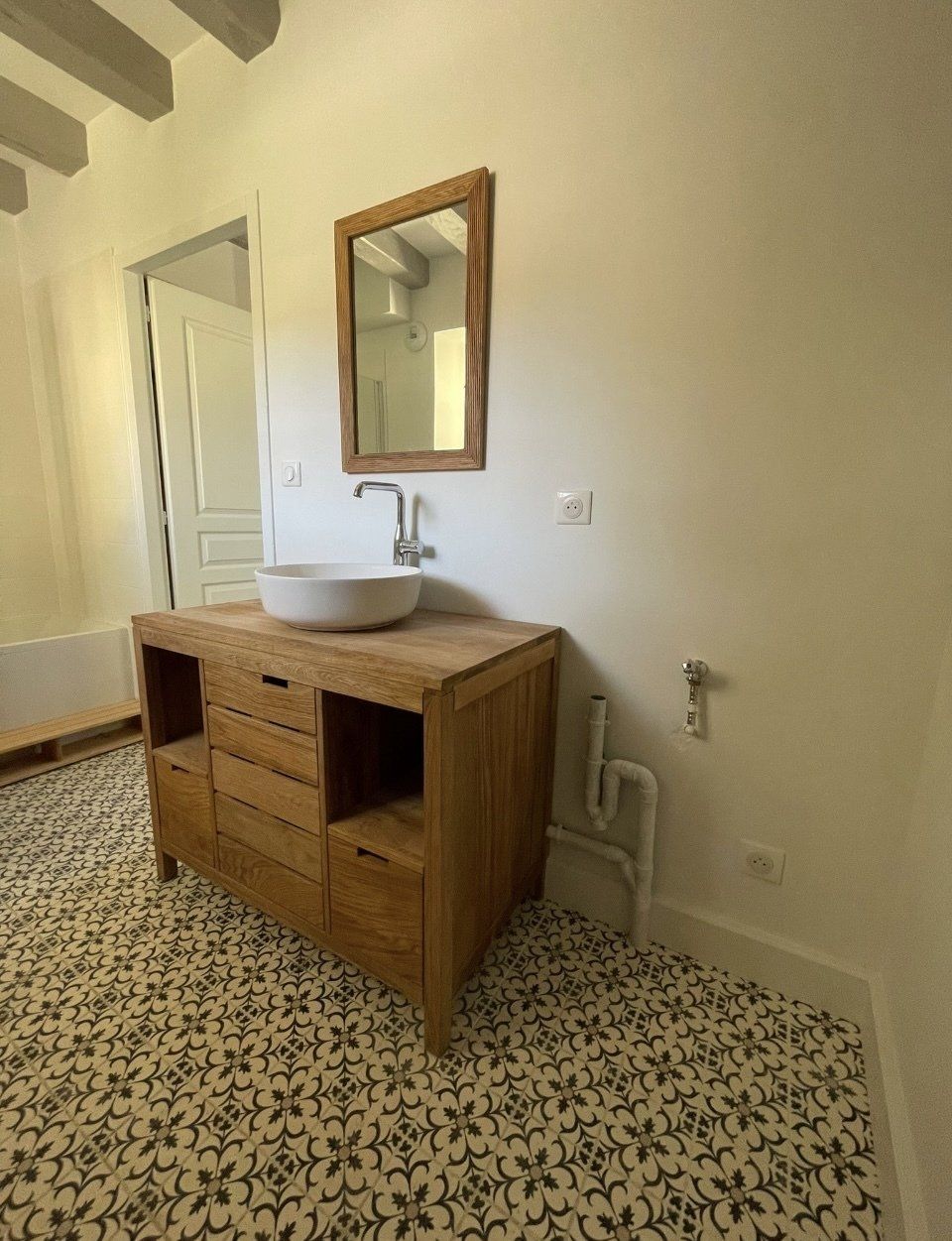 Salle de bains avec poutres apparentes