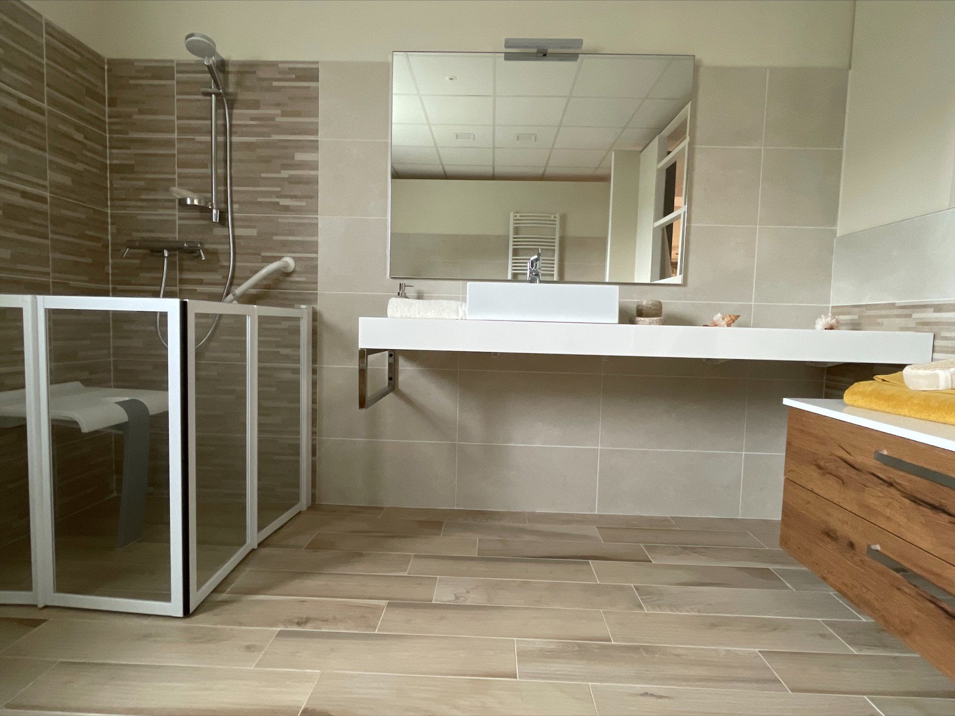 Salle de bains avec un grand mirroir carré