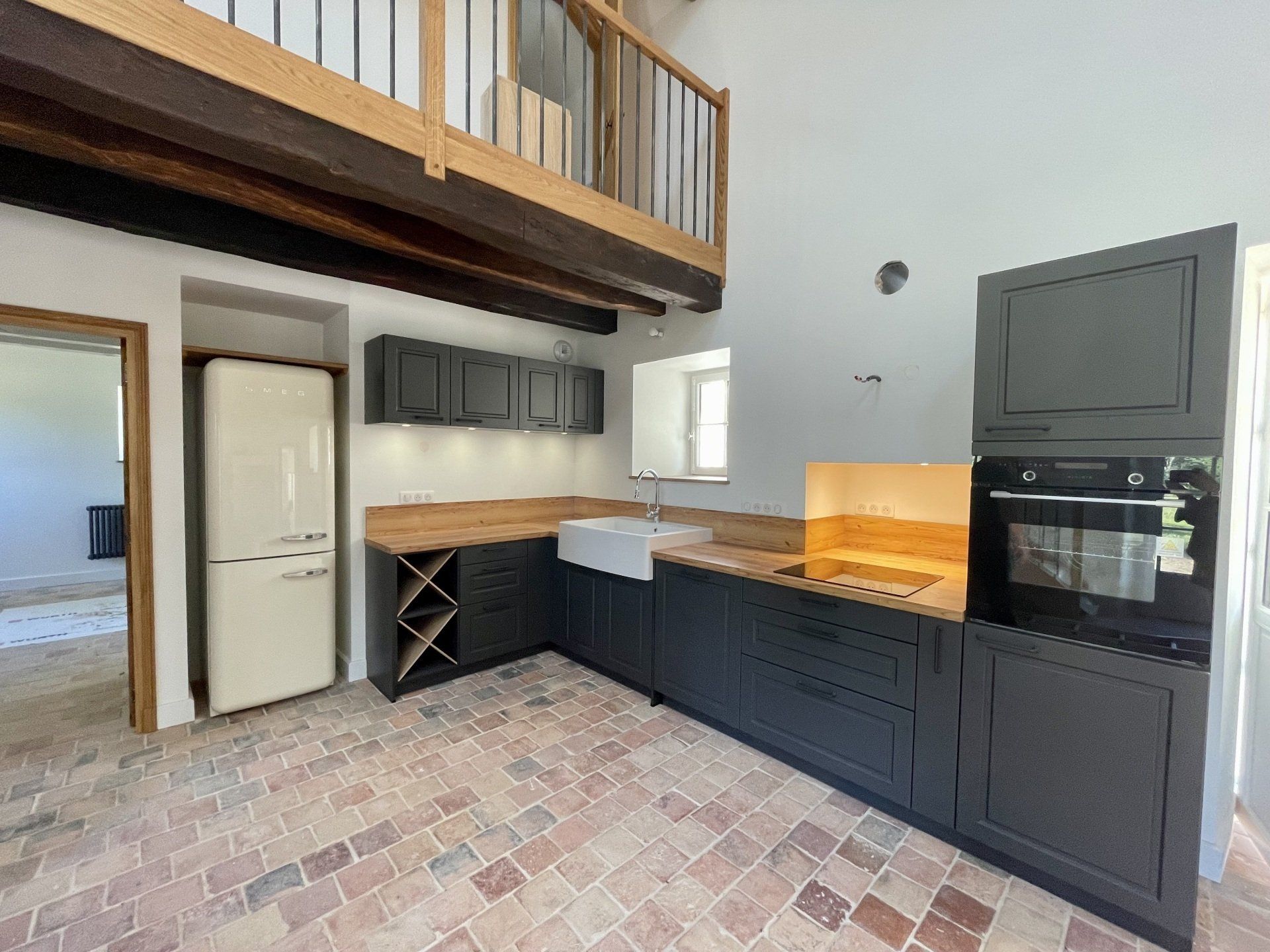 Cuisine avec un frigo blanc à gauche