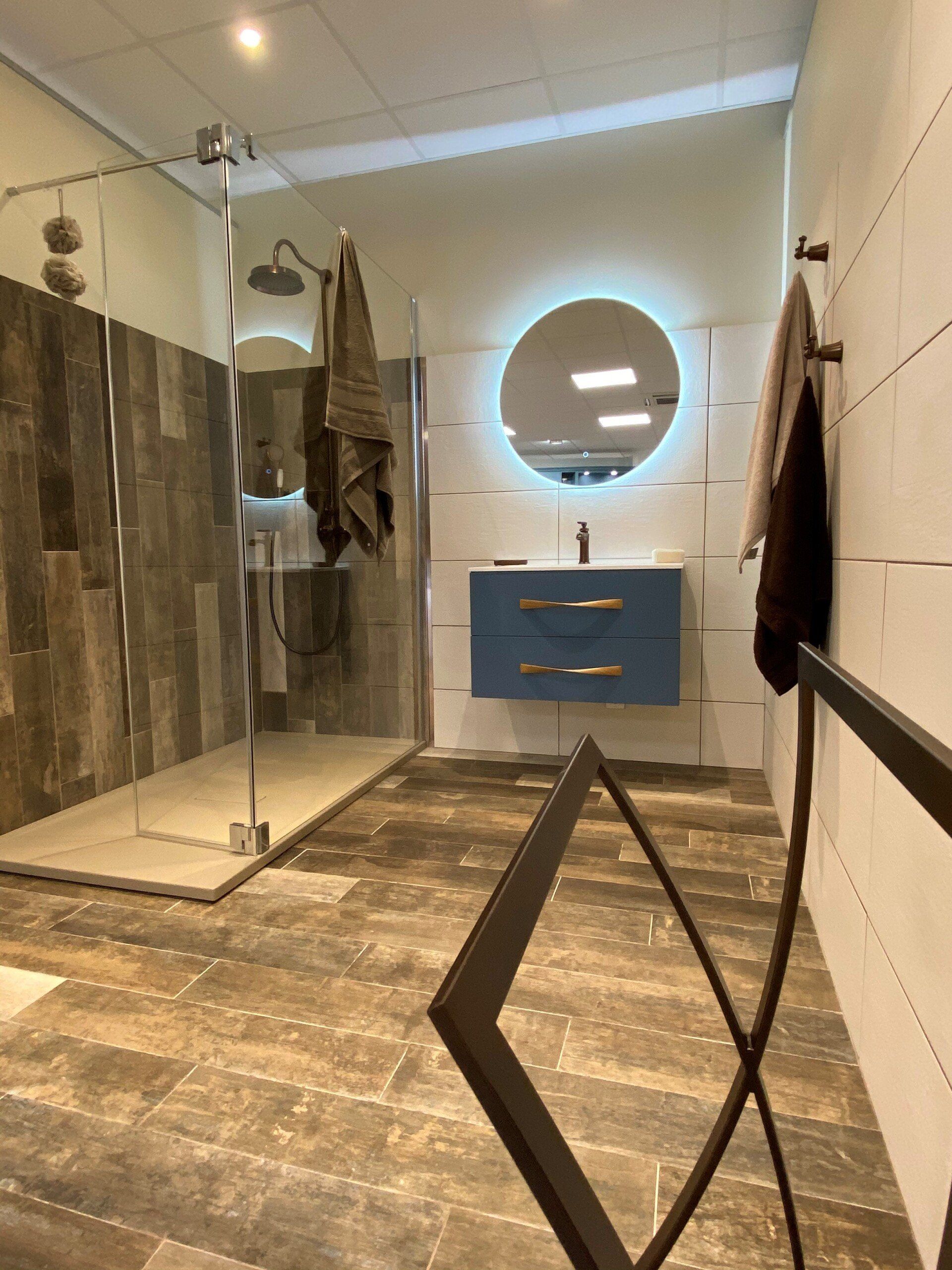 Salle de bains avec un mirroir rond