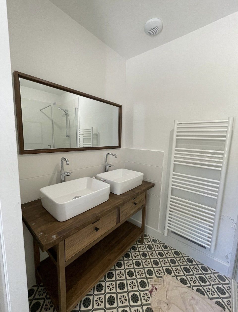 Deux lavabos avec un sèche-serviette