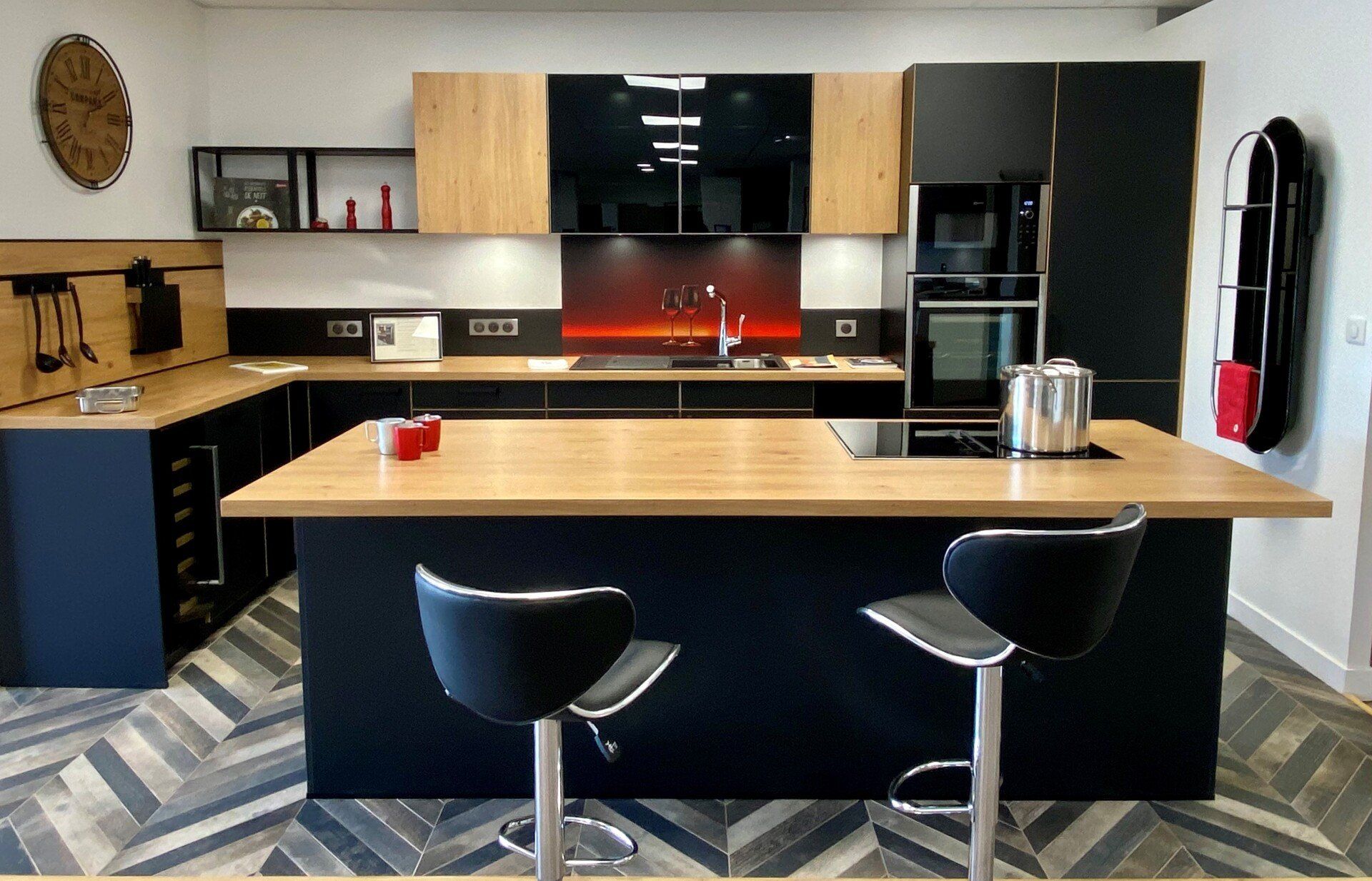 Cuisine avec deux chaises de bar noires