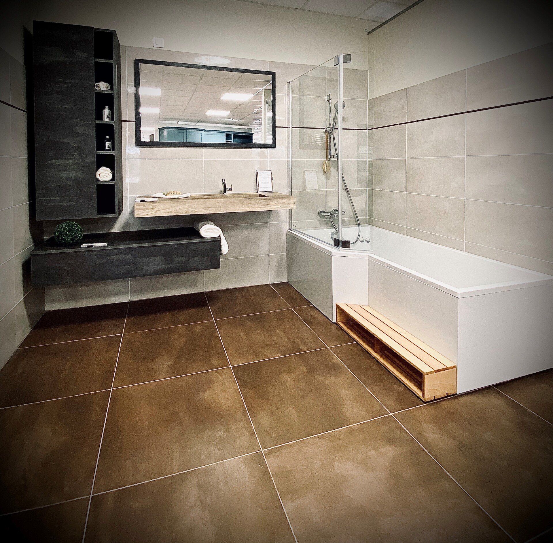 Salle de bains avec des meubles noirs