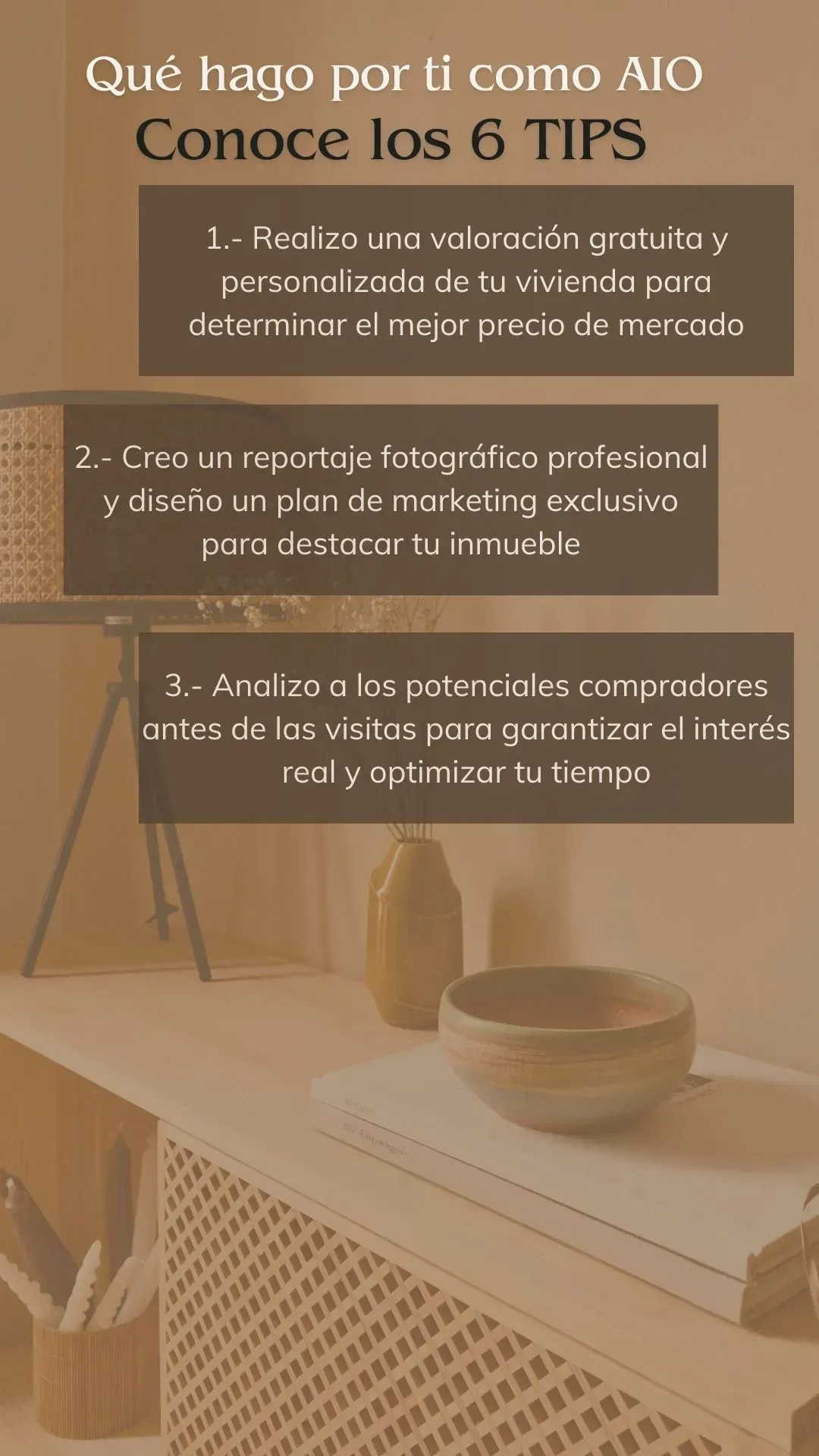 Una imagen de una sala de estar con una mesa, jarrones, cuencos y un trípode.