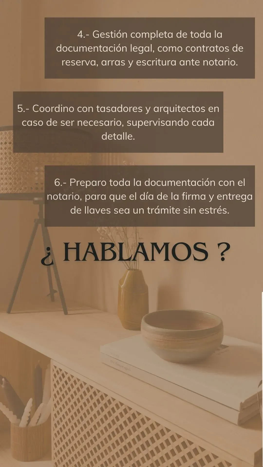Una habitación con una mesa, jarrones y una lámpara.