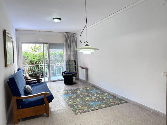 Una sala de estar con un sofá, sillas y una alfombra.