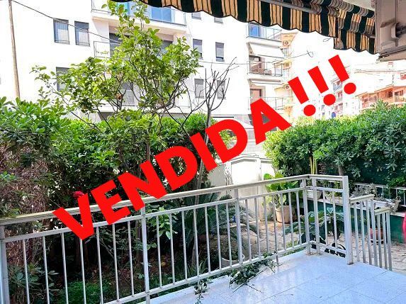 Una fuente frente a un edificio por la noche