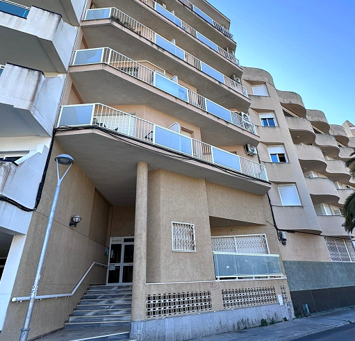 Un gran edificio de apartamentos con escaleras que conducen hasta él.