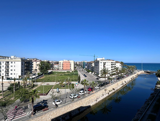 Una vista aérea de una ciudad con un río que la atraviesa.