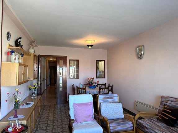 Una sala de estar con un sofá y sillas y una mesa.