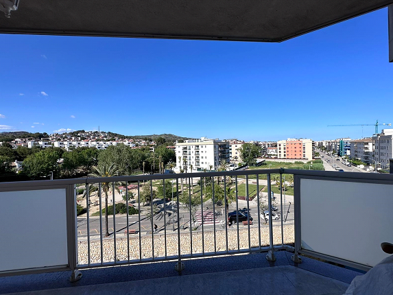 Un balcón con vista a una ciudad en un día soleado.