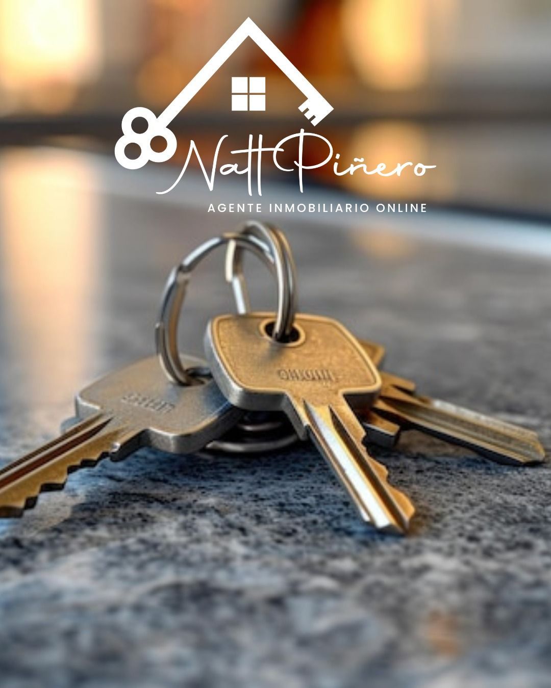 Primer plano de unas teclas sobre una superficie texturizada con el logo 