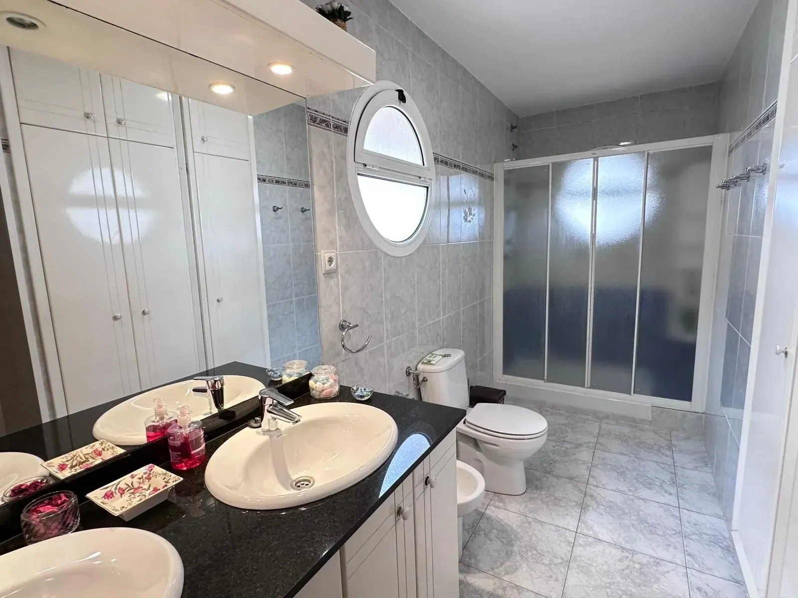 Un baño con dos lavabos y un inodoro.