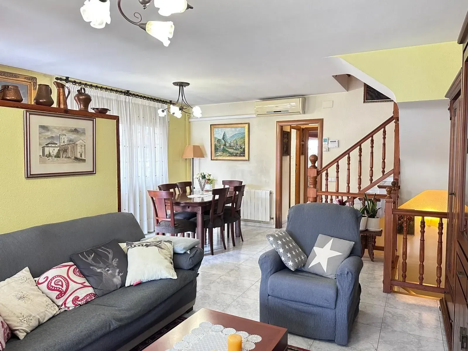 Una sala de estar con un sofá, una silla y una mesa.