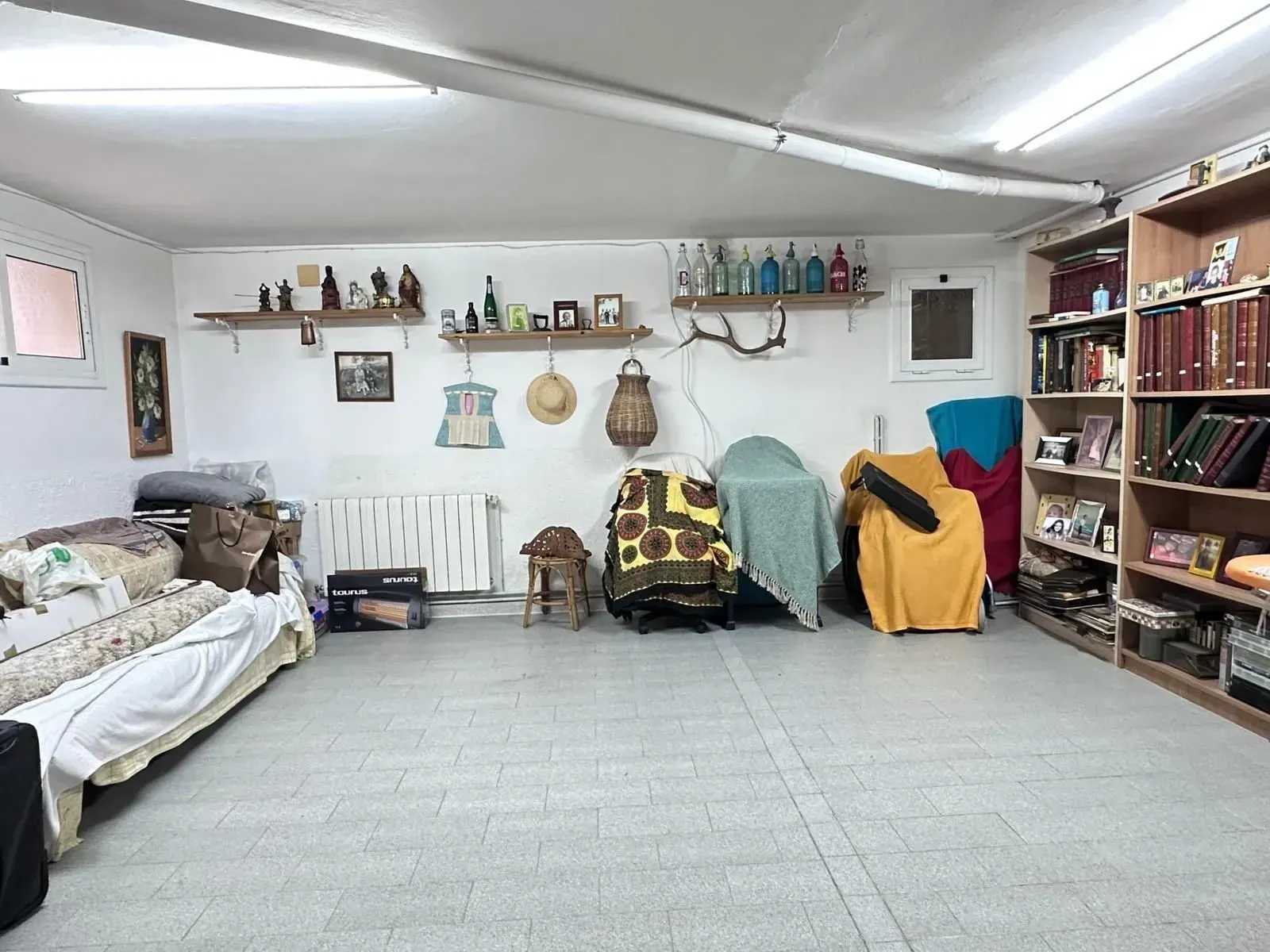 Una sala de estar llena de muebles y estanterías.