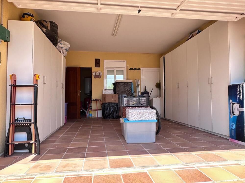 Un garaje lleno de mucho espacio de almacenamiento y cajas.