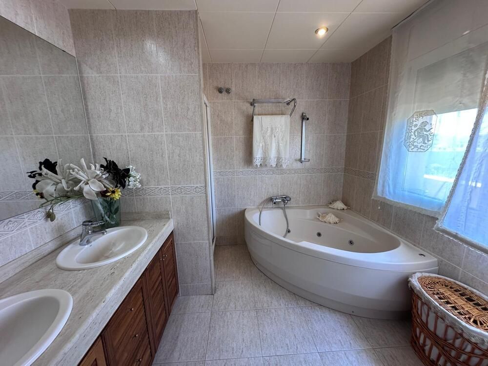 Un baño con dos lavabos y una bañera de hidromasaje.