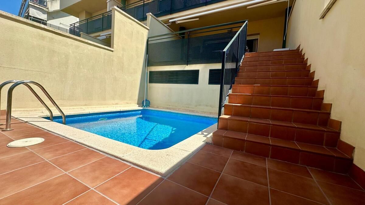 Una piscina con escaleras que conducen a ella.