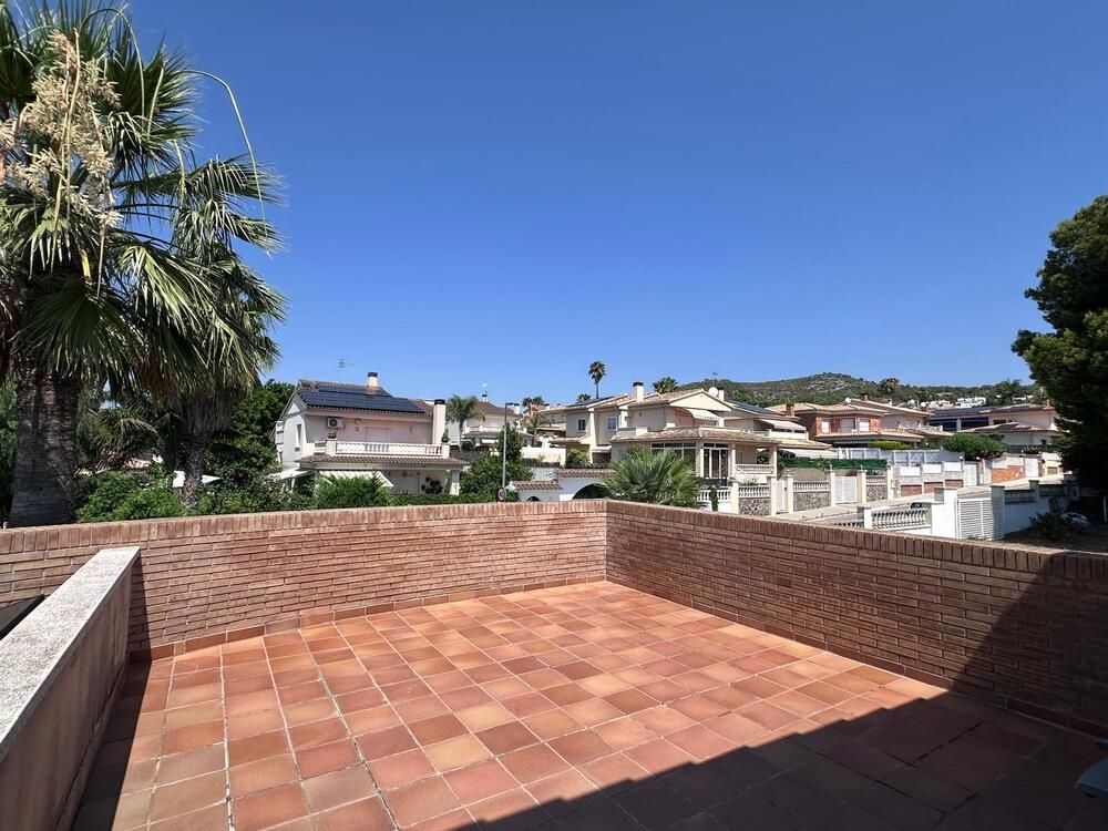 Un balcón con vista a una ciudad y palmeras.