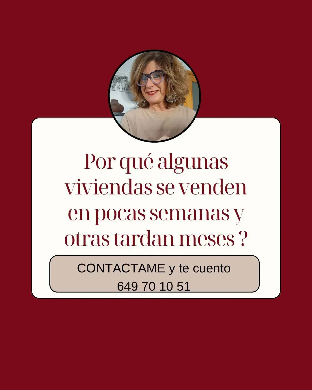 Una mujer con gafas está sentada en círculo sobre un fondo rojo.