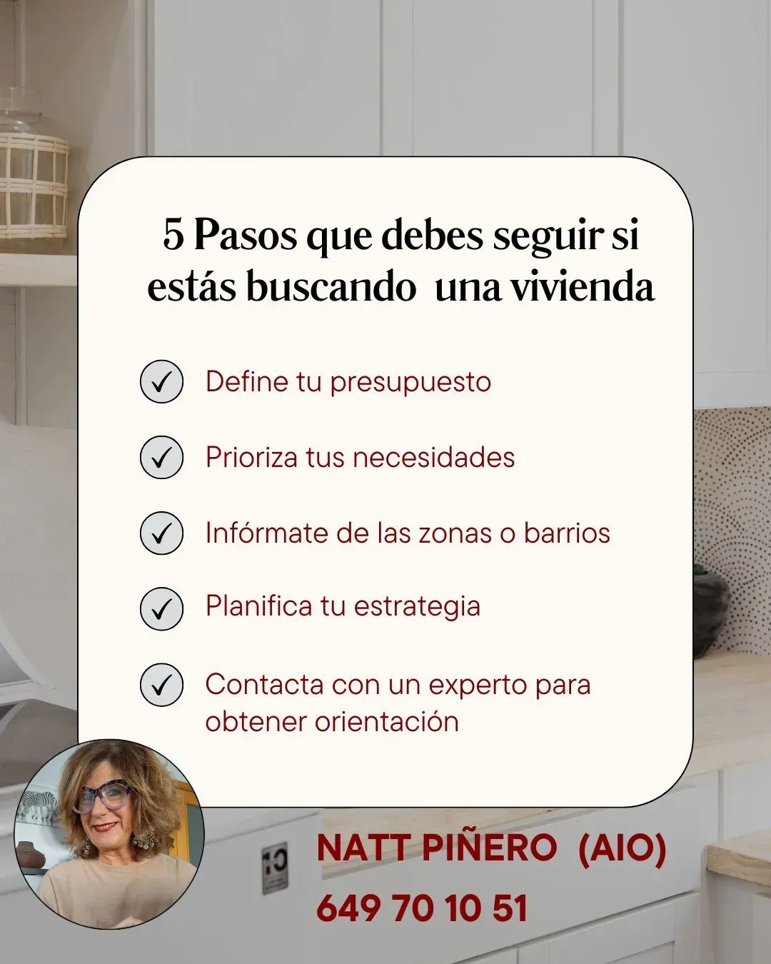 A woman is smiling in a kitchen with a sign that says 5 pasos que debes seguir si estás buscando una vivienda.