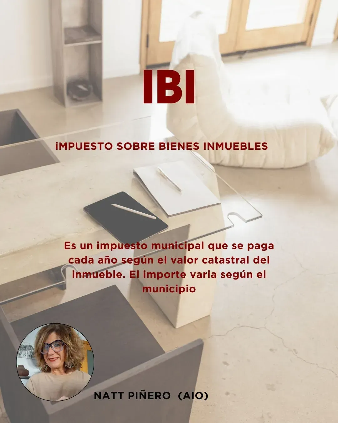 Una mujer está sentada en un escritorio en una sala de estar.