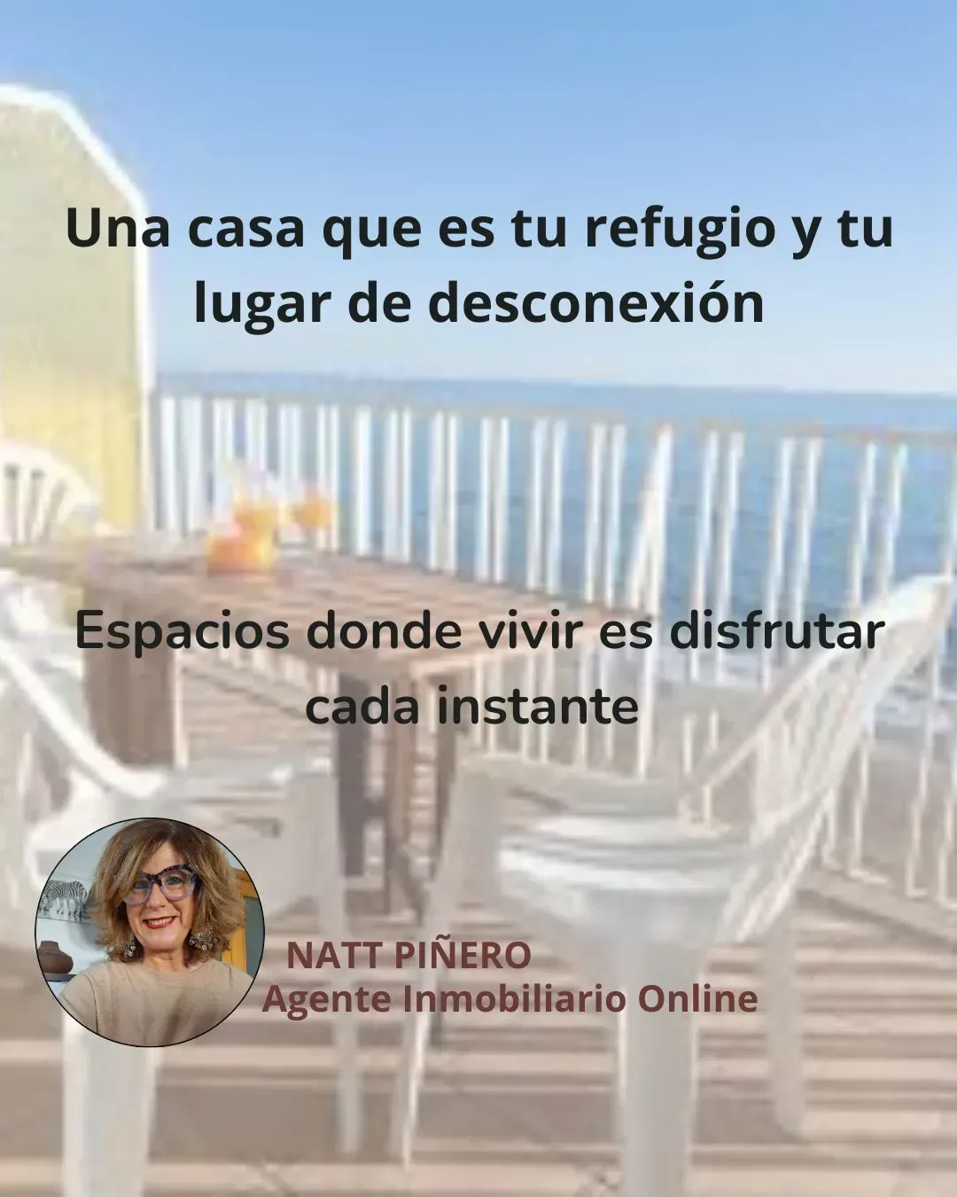 Una mujer está parada frente a una mesa y sillas.